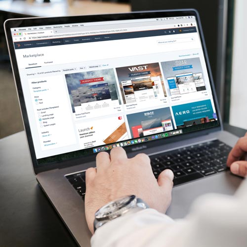 Laptop with screendesigns and landingpages